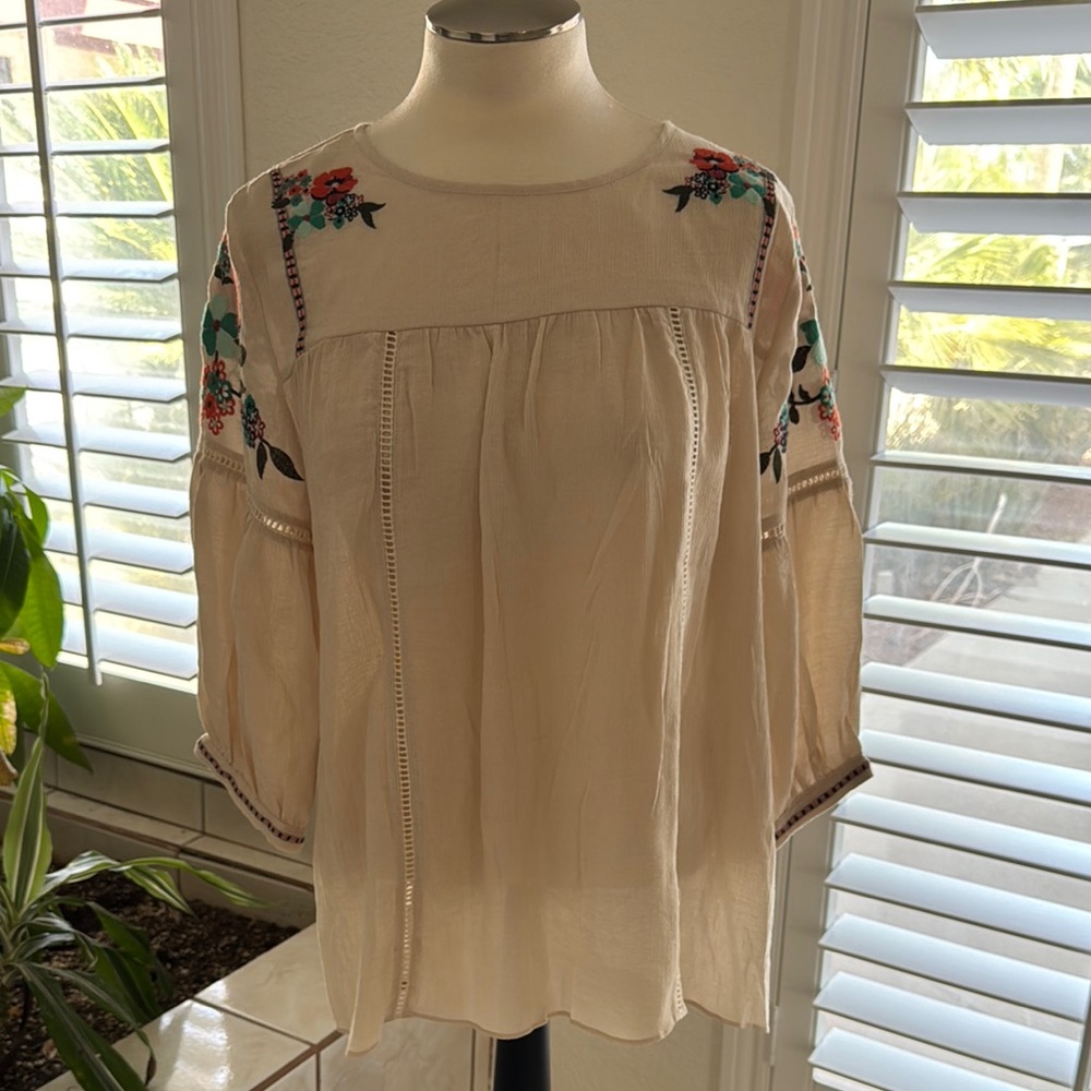 Gibson Latimer Cream Blouse with Floral Embroidery